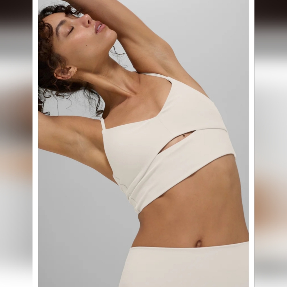 ALO Yoga Alosoft Highlight Bra in Cream - Picture 6 of 9